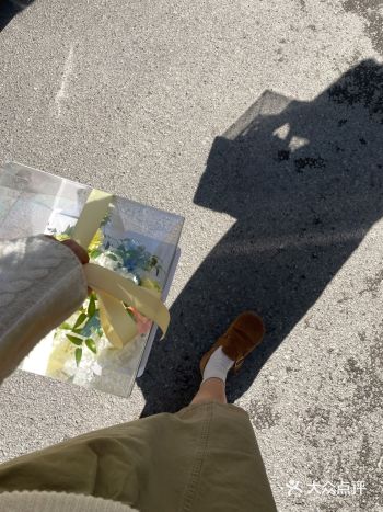 创作了一款以冰激淋桔梗为“奶油”，点缀的蓝星花、各色