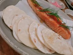 烟熏三文鱼配烤饺子皮和芥末籽酱-BOR Eatery(安福路店)