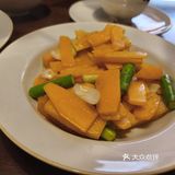 排队有一点，中午一点半还会不断有客人扶老携幼的进来