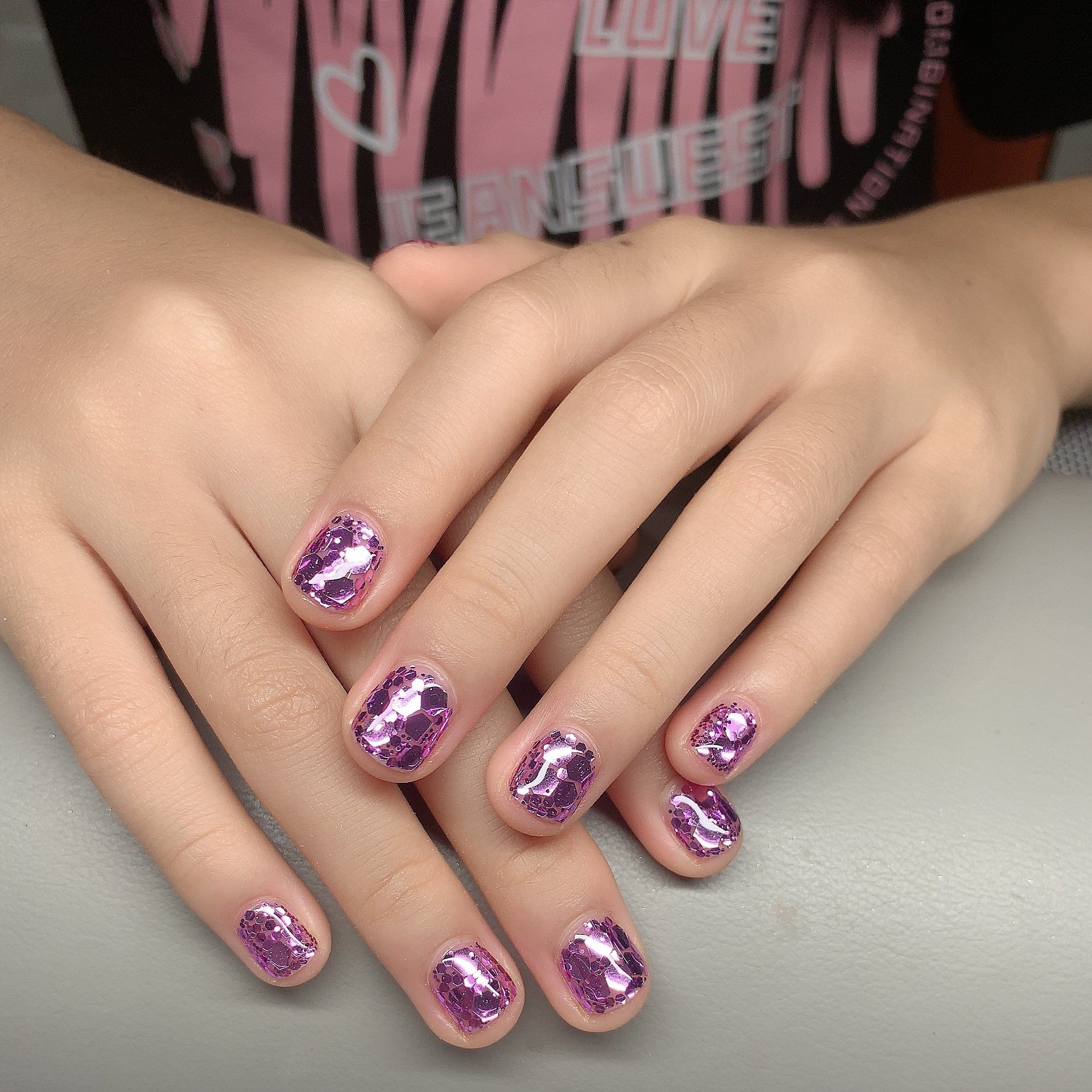 暑假小朋友的亮晶晶的美甲