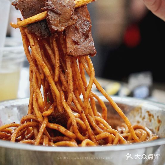 刘记三狗牛肉面店