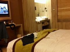 -西安大雁塔科技大学地铁站亚朵酒店