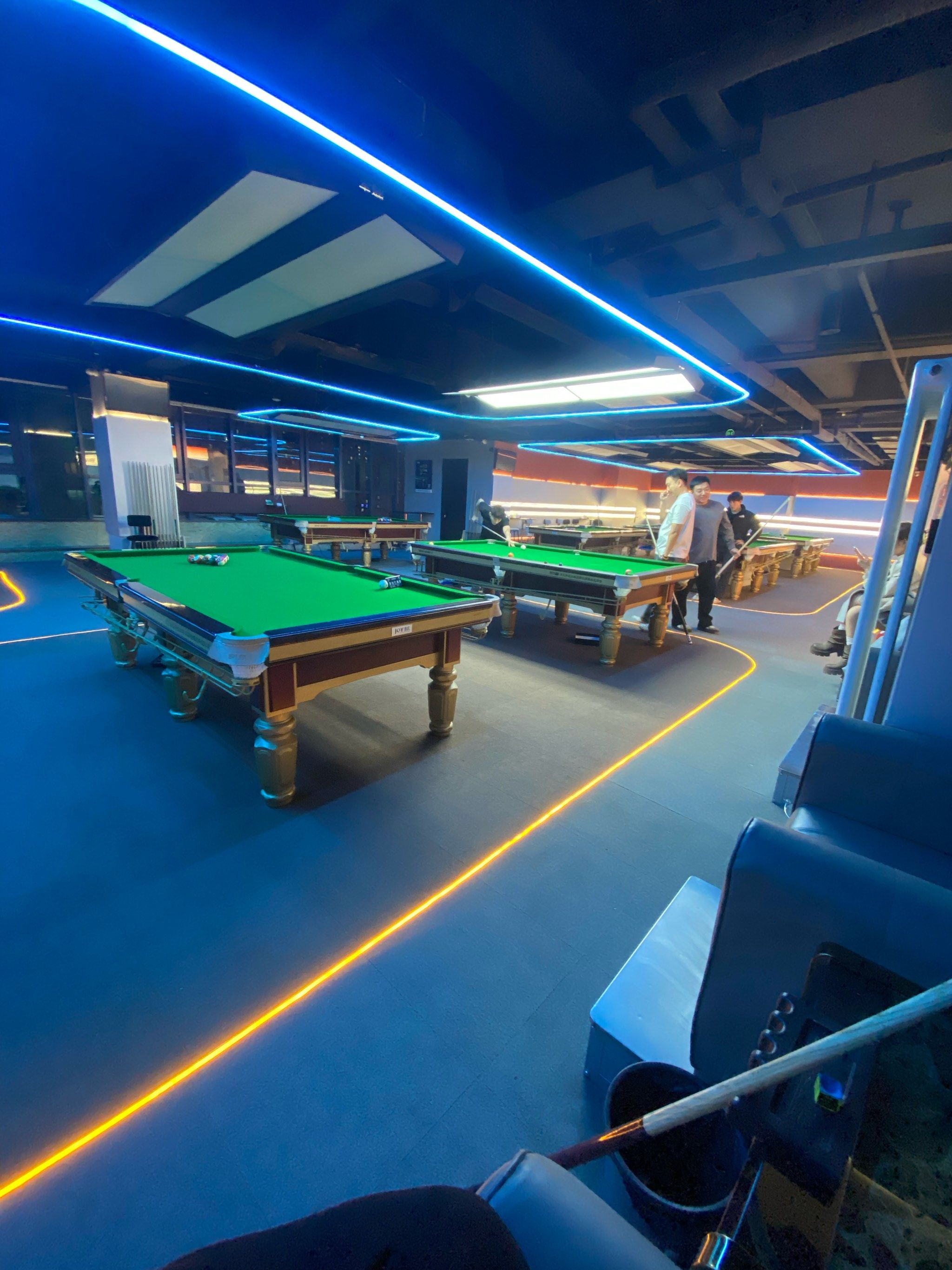 踏入新开的乔氏台球厅,环境敞亮舒适,球桌