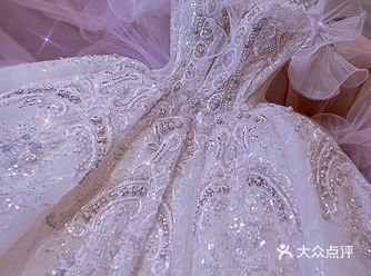 裙身镶满施华洛世奇水钻 blingbling