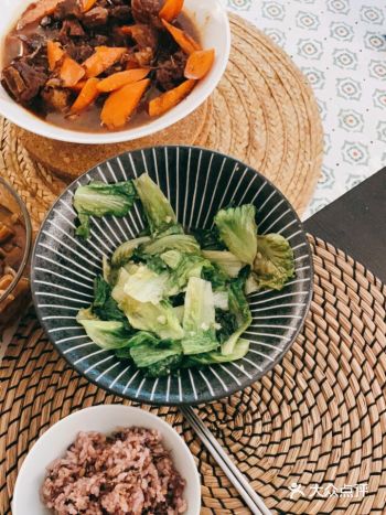 食材：生菜、牛肉、胡萝卜，豆芽、油焖笋  步骤：花椒