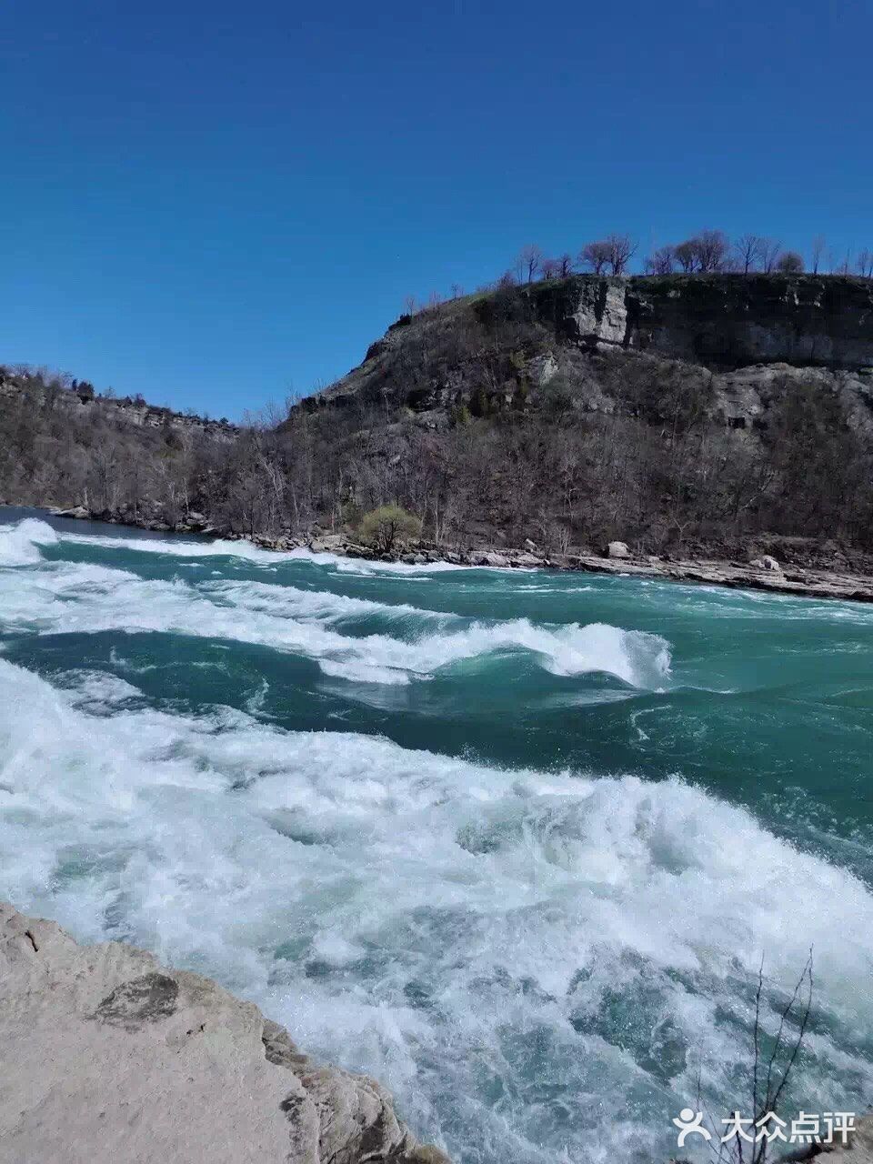 悬于蓝天白云、青山碧水之间
