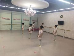 -Isee灰姑娘国际儿童艺术中心(证大·大拇指广场店)