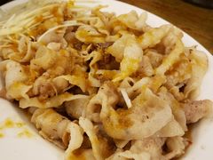 油淋蒜香嫩肉片-尊品原汁牛肉面