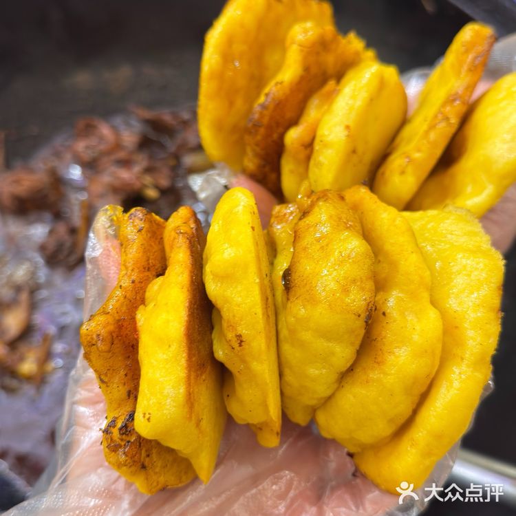 被路边的烟火气勾住脚!土灶台炒出的鸡肉香到骨