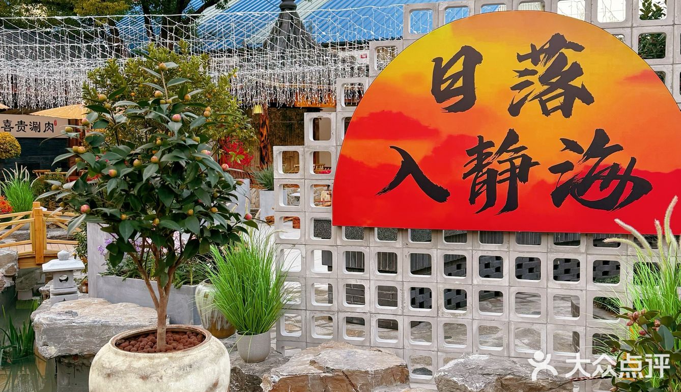 锅底是牛府招牌三味锅 满足 麻辣 番茄