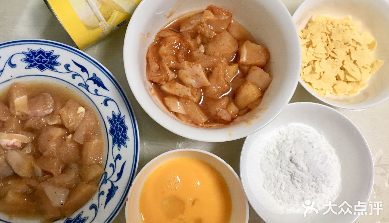 【准备材料】 鸡胸肉：一块 鸡蛋：一个 料酒：4