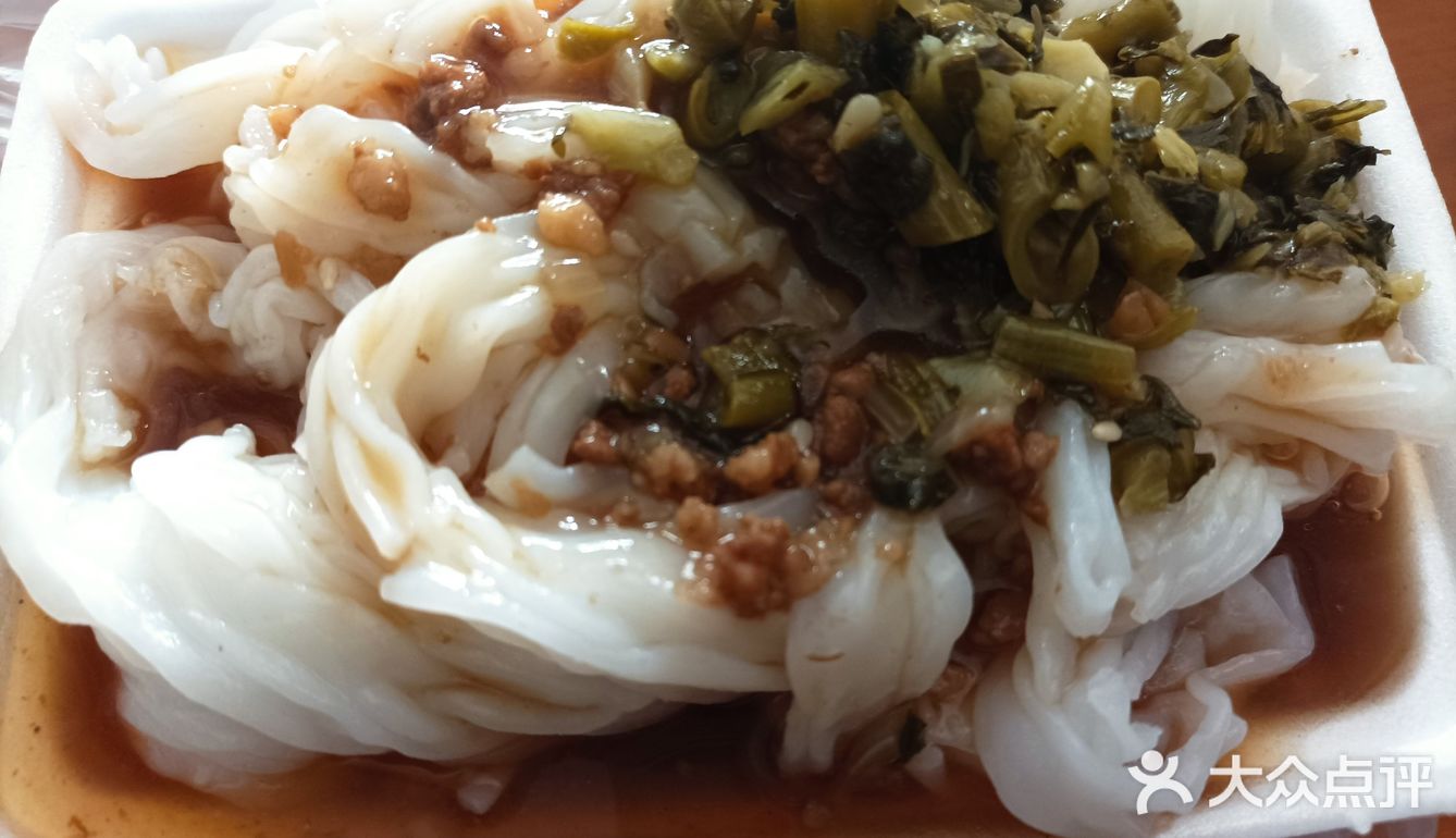 又遇上泡沫箱肠粉！酱料就是这个味儿！[调皮]