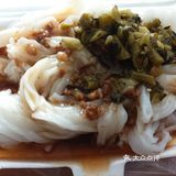 又遇上泡沫箱肠粉！酱料就是这个味儿！[调皮]
