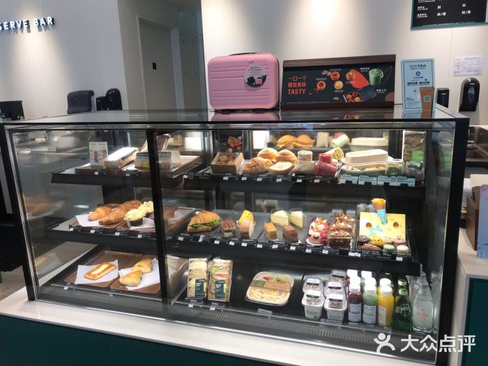 星巴克臻选(上海淮海百盛购物中心店)面包甜点陈列柜图片