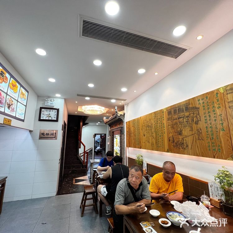 贾三灌汤包，牛肉汤包+八宝粥闭眼入