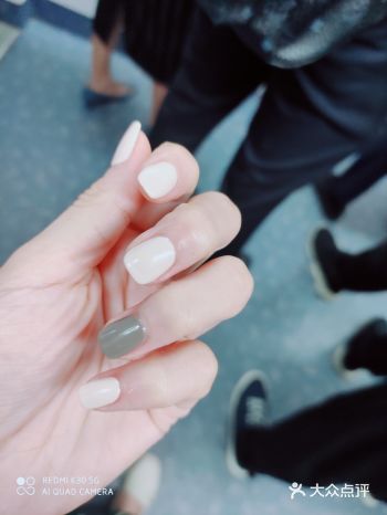 暖色调粉灰的搭配看起来也很不错。操作的美甲师是小燕
