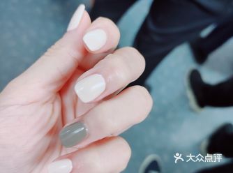 暖色调粉灰的搭配看起来也很不错。操作的美甲师是小燕