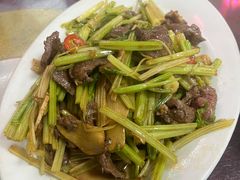 子姜炒牛肉-九和鸿禧饭店