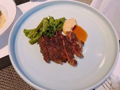 碳烤澳洲M5级和牛配时蔬-atta bj(国贸商城店)