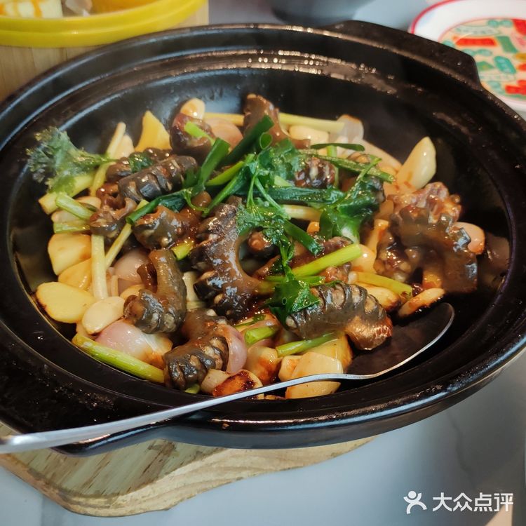 粤添湘这家餐馆就在酷车小镇旁边，那条街都是餐馆