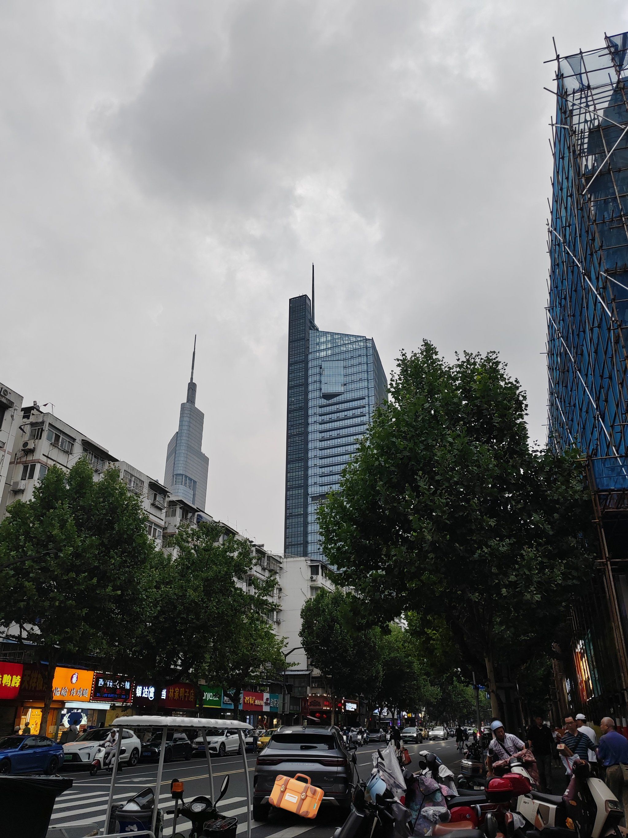 走路上一路都有夜市摊,早早地就搬出来,往前看到荔枝广场大楼,这边是