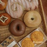 现在三店开到航洋后面凤翔路上啦，面包都是每天新鲜出炉滴
