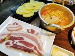 厚切五花肉-·缸桶屋·韩式牛肋条自助烤肉(西湖D11店)