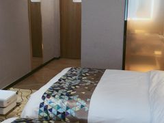 -潮漫酒店(北京通州环球度假区临河里地铁站店)