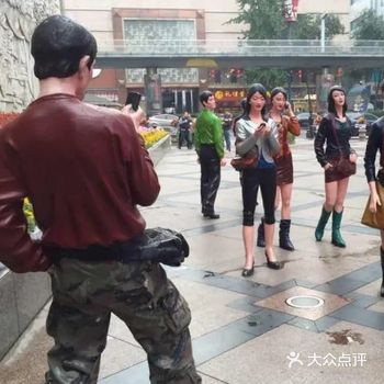 今天给大家推荐成都的热门商业街  景区名称：春熙路