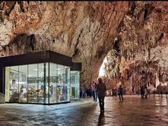 -波斯托伊纳溶洞