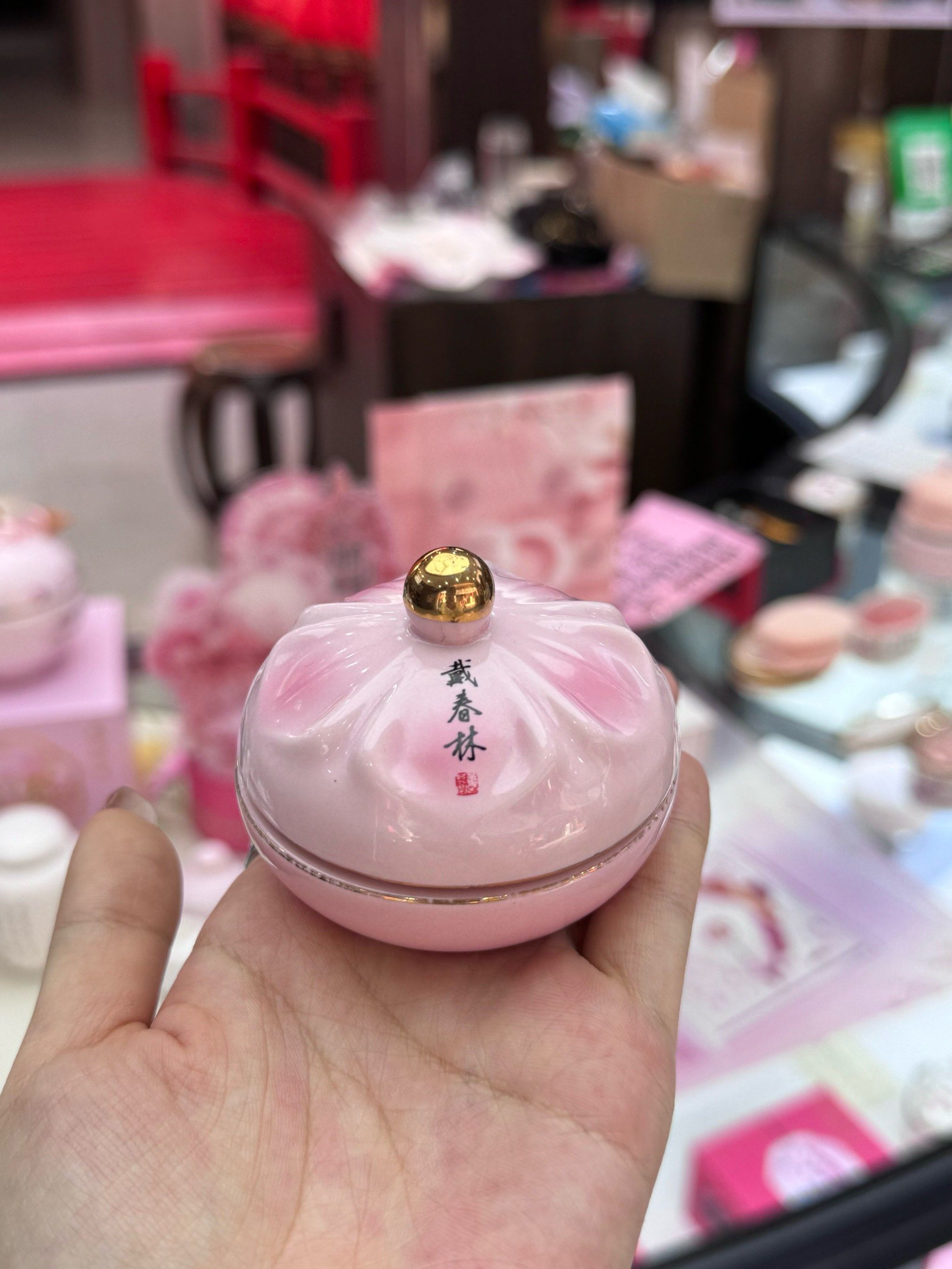 n\\n在东关街逛着逛着就看到了一家国货老店\\n店里的瓶瓶罐罐都好