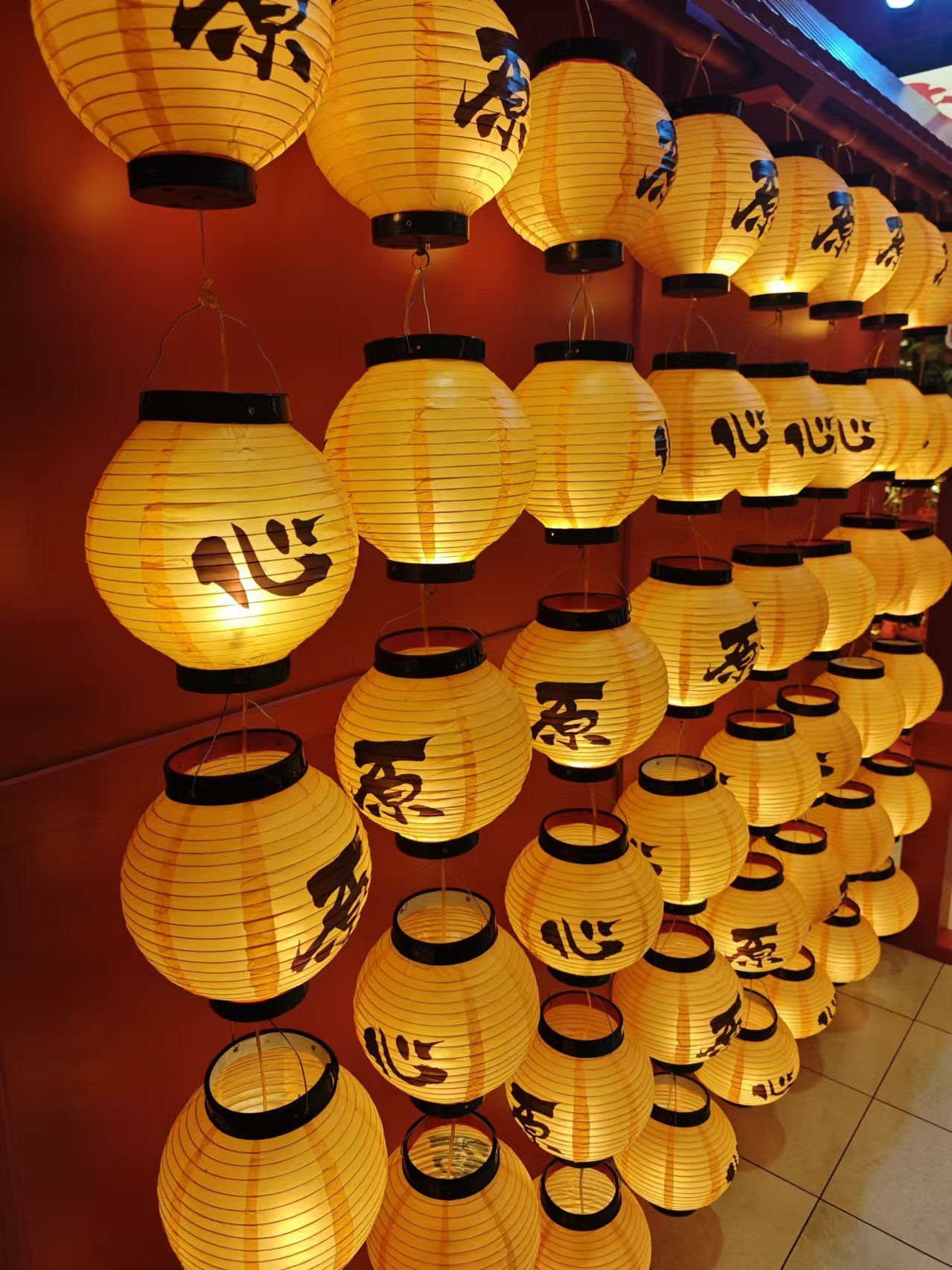 和风灯笼点亮夜晚