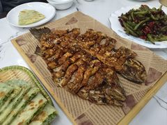 烤虹鳟-回头客餐厅·家的味道农家菜·虹鳟鱼·铁锅炖(雁栖湖店)