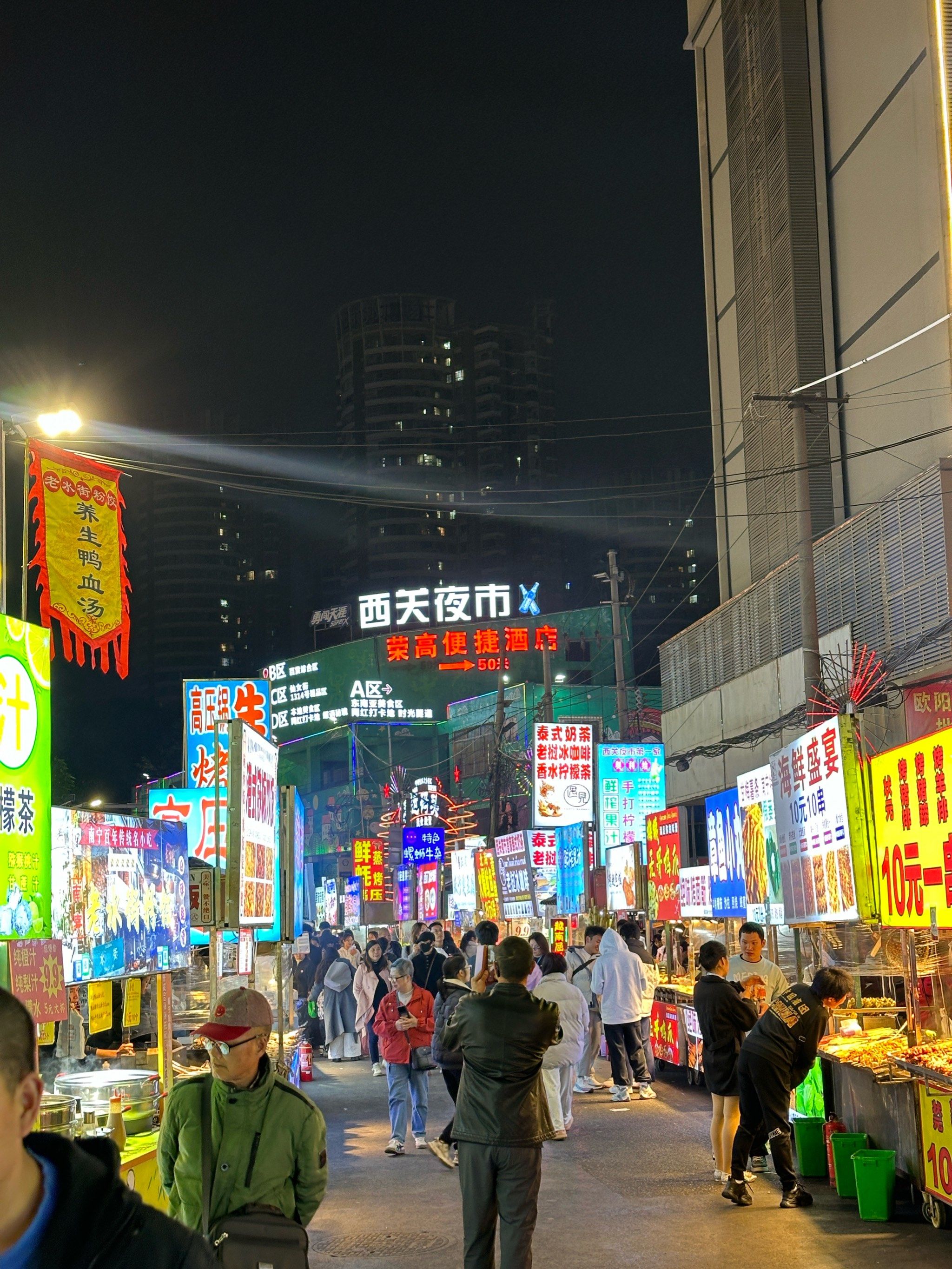 西关夜市这螺蛳粉也太多人了吧