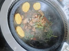 -东北烧烤铁锅炖水库鱼