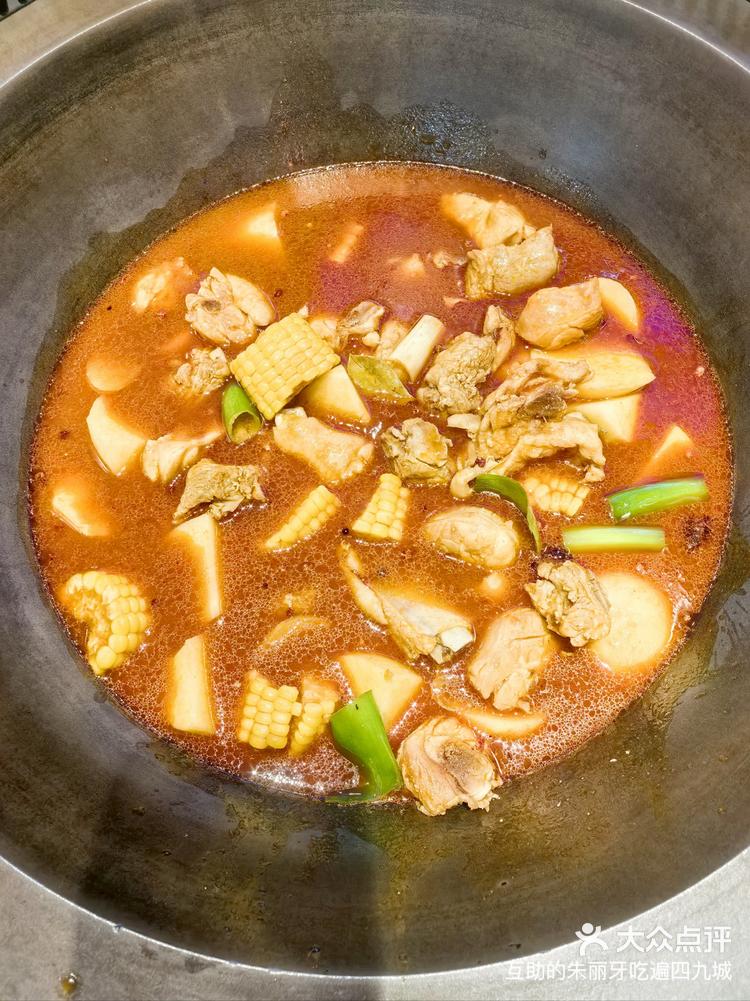 山河屯铁锅炖鸡肉排骨锅香气扑鼻