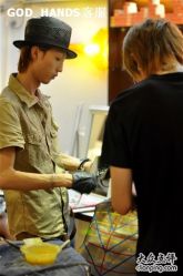 JOE正在亲自为客人染发中~-Godhands美发设计沙龙