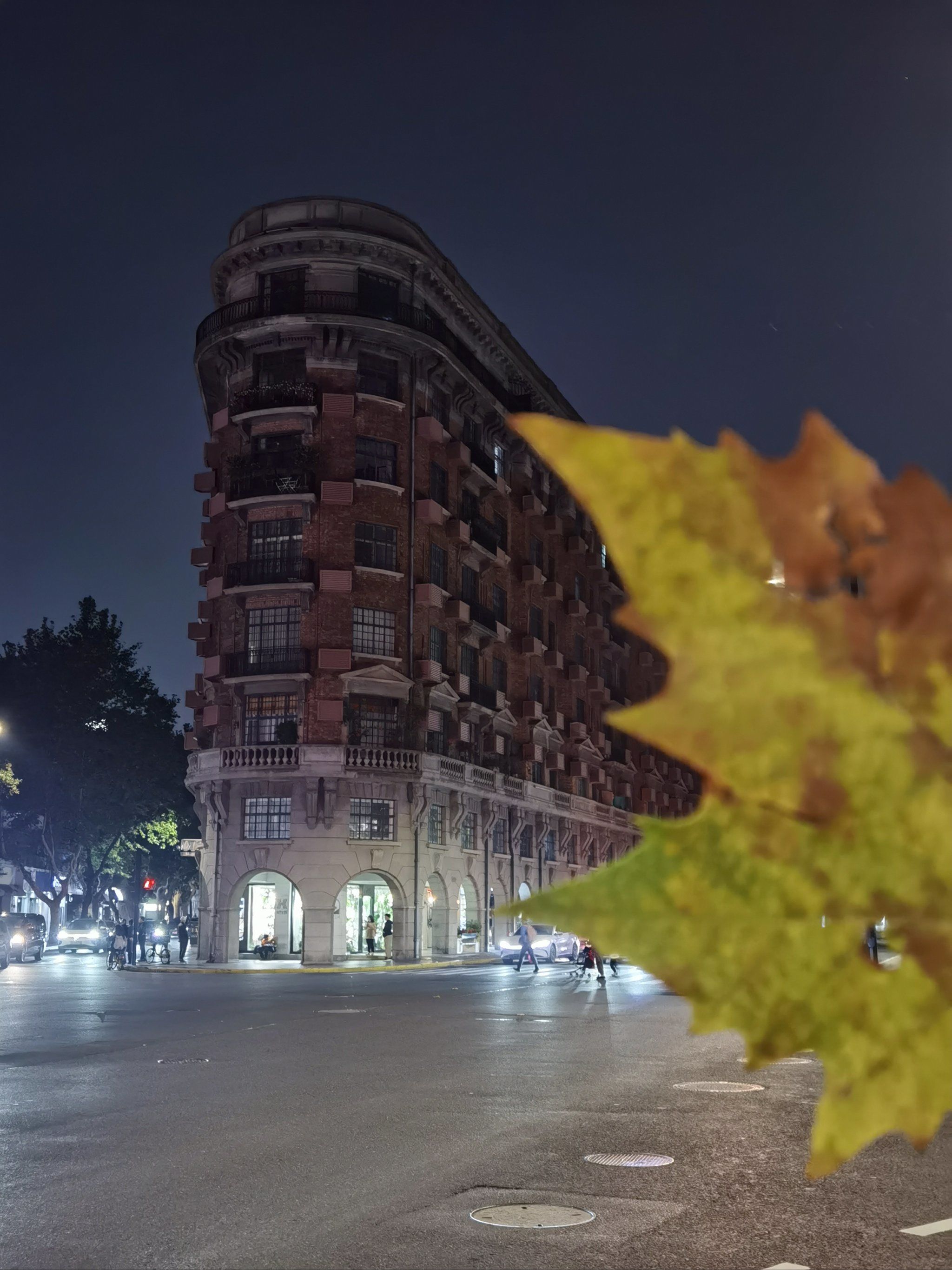 夜游的武康大楼,多了一点艺术气息