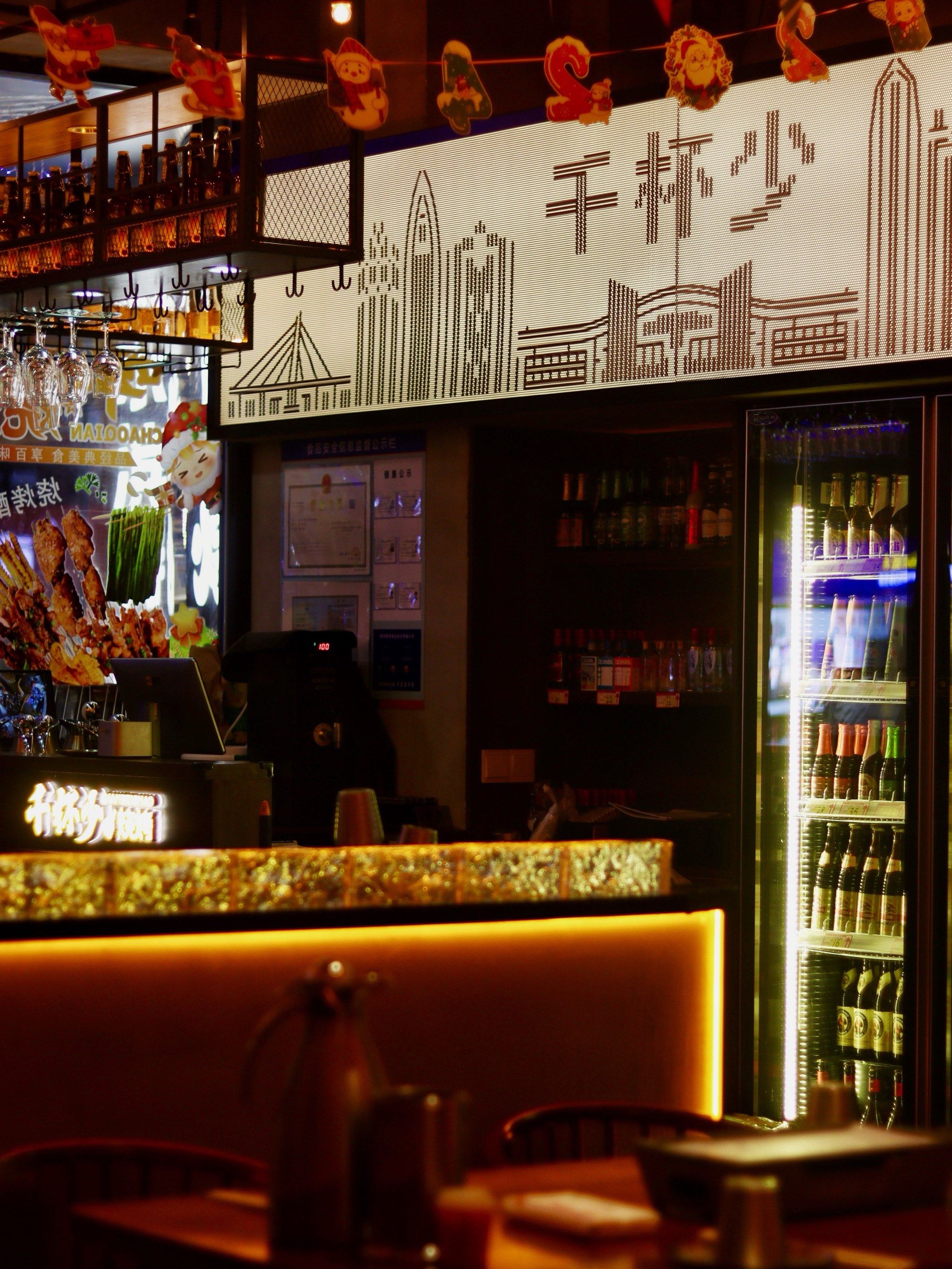 车公庙的烧烤店还挺多的,这家店在泰然四路美食街上,地理位置优越