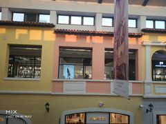 店内环境-枫叶小镇奥特莱斯