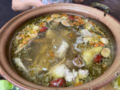 炭炉果鸡煲-威邵鸡煲(西华路总店)