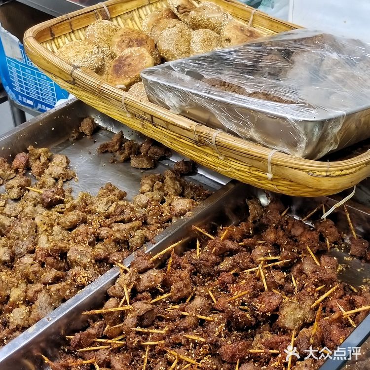 洪记小吃2.5一个的包子还不错          喜欢牛肉馅