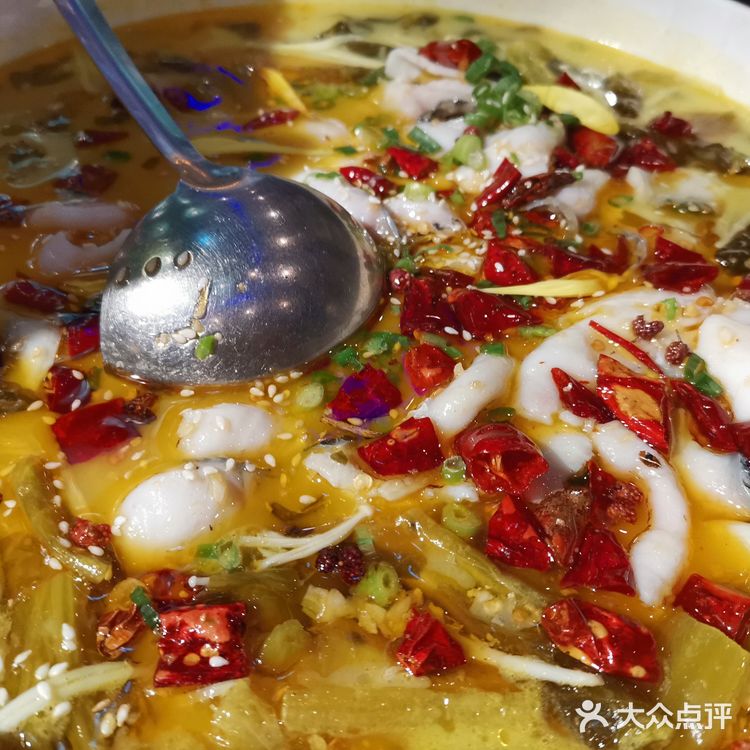 黄金酸菜鱼味道出乎意料的好，连汤都没剩下