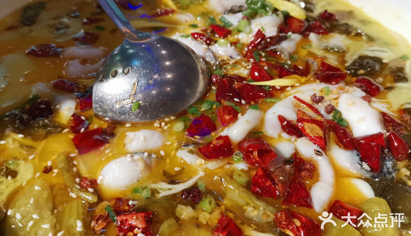 黄金酸菜鱼味道出乎意料的好,连汤都没剩下