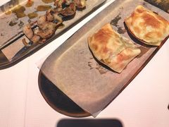 刚出炉的烤馕-西域阿里马新疆菜·清真(桂花路店)