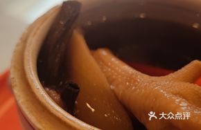 Tea Tree Mushroom and Pork Bone Chicken Claw Soup