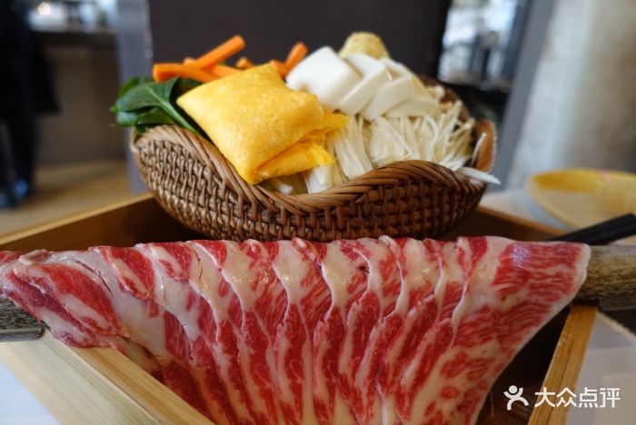 新鲜直送和牛火锅