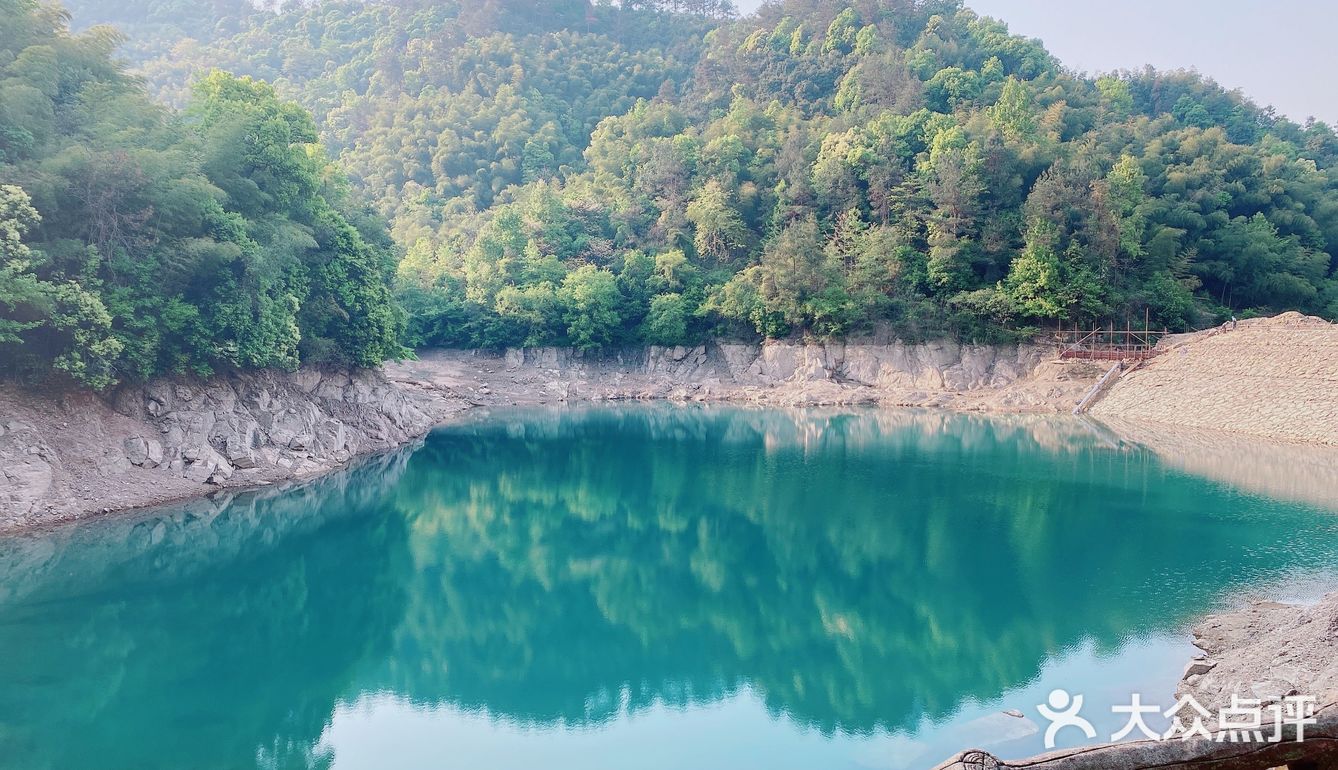 我們只能原路返回了不過山上有個水庫水好乾淨