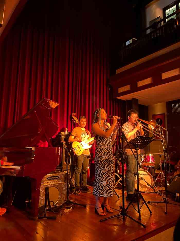 爵士黄楼-"总是有好听的爵士乐.虽然人们可能都是和朋.