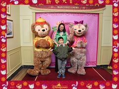 -小镇影院迪士尼小熊Duffy与他的朋友合影地